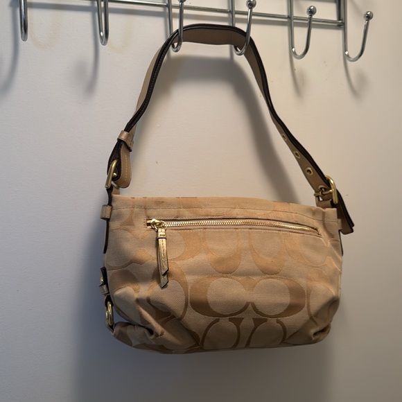 Small authen Coach purse. Cream and gold, leather straps. Gently used - Picture 5 of 9